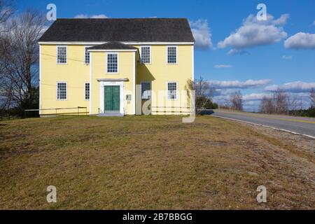 Alna Meeting House ad Alna, Maine, durante i mesi autunnali. Costruita nel 1789, questa casa di riunione è stata inserita nel Registro Nazionale dei luoghi storici in Foto Stock