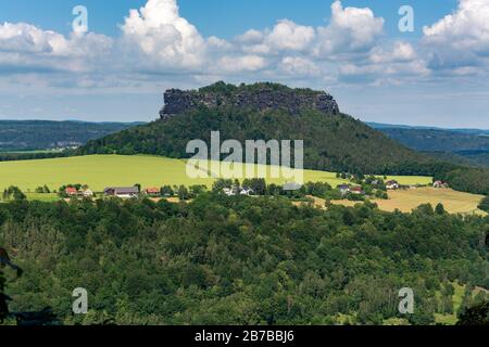 La formazione rocciosa Lilienstein visto dalla fortezza di Koenigstein nella Svizzera sassone in una giornata di sole Foto Stock