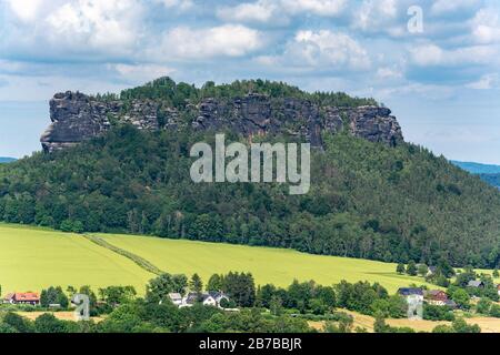 La formazione rocciosa Lilienstein visto dalla fortezza di Koenigstein nella Svizzera sassone in una giornata di sole Foto Stock