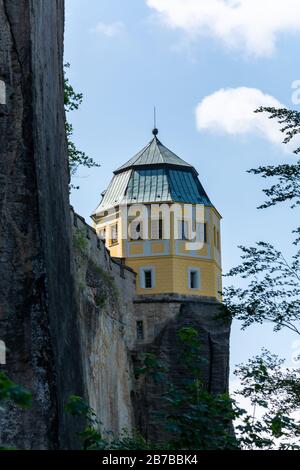 Una torre della fortezza Koenigstein nella Svizzera sassone in una giornata di sole Foto Stock