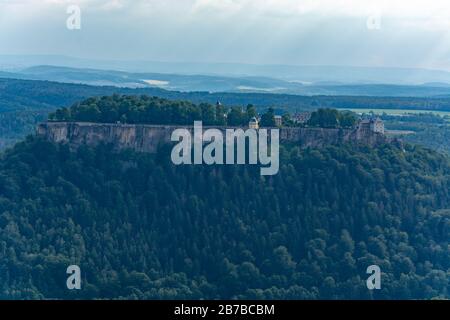 La fortezza Koenigstein visto dalla montagna Lilienstein nella Svizzera sassone in una giornata di sole Foto Stock
