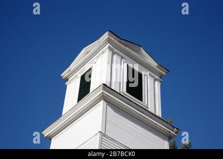 Prima chiesa Battista di Gilmanton a Gilmanton, New Hampshire durante i mesi autunnali. Costruita nel 1842, questa chiesa di rinascita greca è anche conosciuta come la Foto Stock