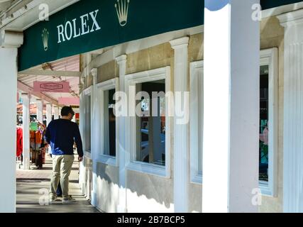 La gente apprezza lo stile di vita dello shopping nelle vetrine tra le molte gallerie, gioiellerie e boutique di lusso nel cuore della città vecchia di Scottsdale, Arizona, Stati Uniti Foto Stock