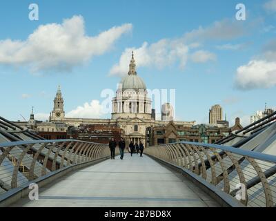 Millennium Bridge con la Cattedrale di St Pauls alle spalle, Londra Foto Stock