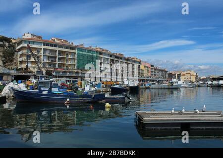 Porto città di Sète, dipartimento Hérault, Francia meridionale visto dal porto turistico Foto Stock