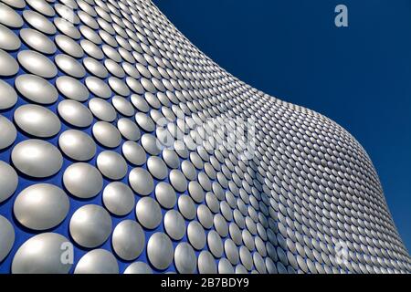 La facciata astratta del centro commerciale Bullring a Birmingham con cielo blu Foto Stock