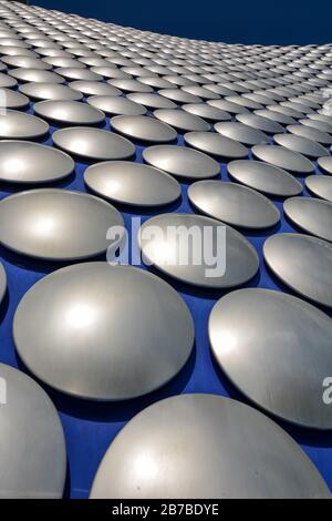 La facciata astratta del centro commerciale Bullring a Birmingham con cielo blu Foto Stock