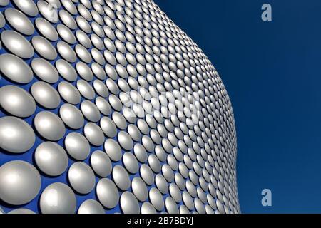 La facciata astratta del centro commerciale Bullring a Birmingham con cielo blu Foto Stock