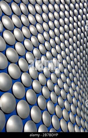 La facciata astratta del centro commerciale Bullring a Birmingham con cielo blu Foto Stock