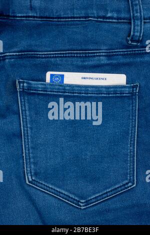 Una patente o una patente di guida del Regno Unito nella tasca posteriore di un paio di jeans Foto Stock