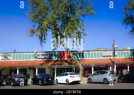 Edifici in stile spagnolo con portale sulla 5th Avenue nel distretto commerciale tendenze vecchia scuola nella città vecchia Scottsdale, Arizona, Stati Uniti Foto Stock