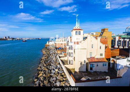 Vista sulla costa di Tower House (ex casa dell'artista marittimo William Wyllie), Old Portsmouth attraverso Portsmouth Harbour verso Gosport, Hampshire, Regno Unito Foto Stock