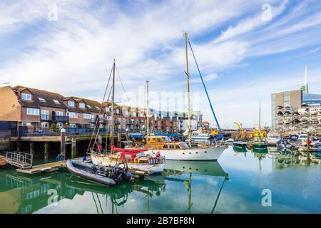 Barche ormeggiate a Camber Quay (Il Camber), l'antico porto di Old Portsmouth, Hampshire, costa meridionale dell'Inghilterra Foto Stock