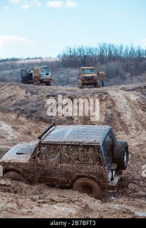 Jeep bloccato nel fango. Fuoristrada auto sport e attività Foto Stock