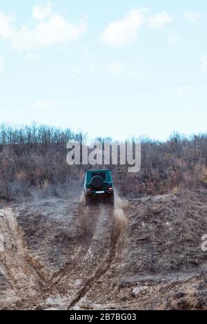 Jeep sulla collina guida attraverso il fango. Attività 4x4 sport Foto Stock