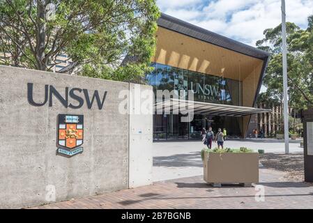 Gli anni '60 disegnarono Sir John Clancy Auditorium all'Università del nuovo Galles del Sud (NSW) con la sua nuova tettoia in acciaio e vetro aggiunta nel 2019 Foto Stock