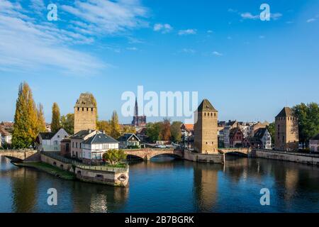 La famosa città vecchia di Strassbourg Petite France con riflessi in acqua con vista sulla cattedrale Foto Stock