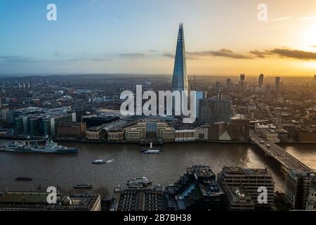 Panorama della vista dallo Skygarden di Londra sullo Shard e sul Tamigi durante il tramonto Foto Stock