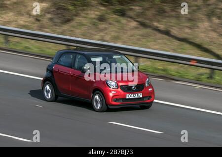 E632AEY Smart Forfour Passion Auto Red car Petroldriving sull'autostrada M6 vicino Preston in Lancashire, Regno Unito Foto Stock