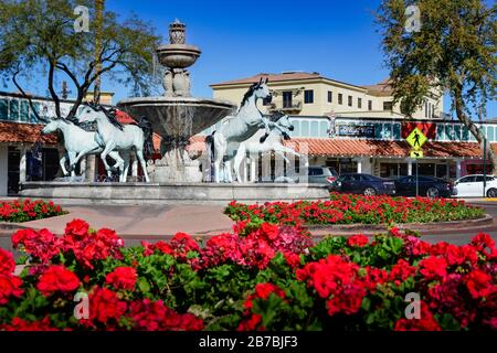 Il punto di riferimento dei cavalli di bronzo e della fontana d'acqua, un'esposizione di Arte pubblica di Scottsdale raffigura le sculture di cavalli arabi arradati nella città vecchia di Scottsdale, Arizona Foto Stock