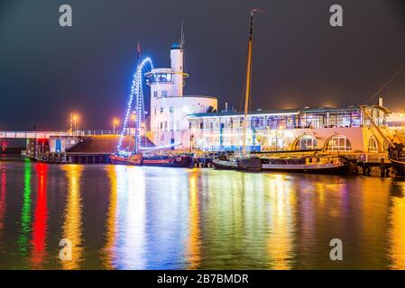 Harlingen, Paesi Bassi - 09 gennaio 2020. Faro di notte Foto Stock