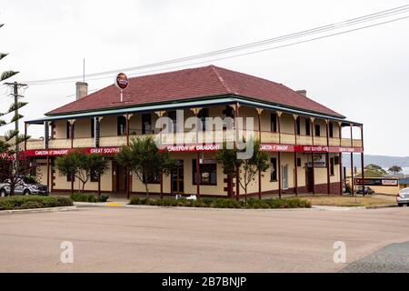 Facciata del Great Southern Inn un ex negozio generale costruito nel 1857, che è oggi un hotel dal 1880, a Eden, NSW, Australia Foto Stock