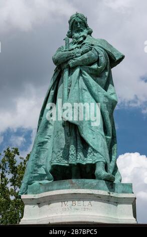 Statua di Béla IV (1206 – 3 maggio 1270) fu Re di Ungheria e Croazia tra il 1235 e il 1270. Piazza degli eroi, Budapest, Ungheria. Foto Stock