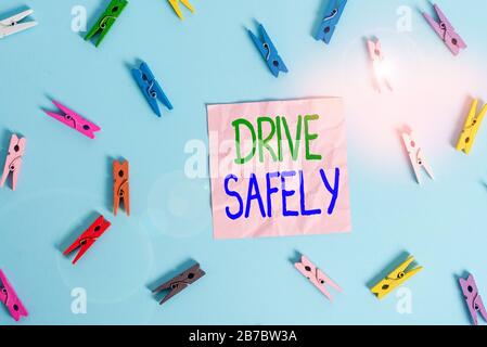 Cartello di testo che mostra Drive Safely. Testo della foto di affari dovreste seguire le regole della strada e rispettare le leggi colorate clothespin rettangolo a forma di remide Foto Stock