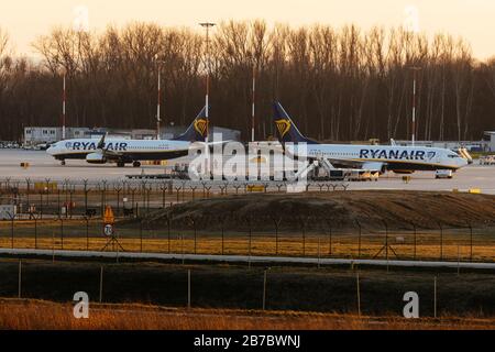 Cracovia, Polonia. 14 Marzo 2020. Ryanair Boeing 737-8AS aereo visto all'aeroporto internazionale di Cracovia-Balice. Insieme con lo stato di emergenza presto annunciato, il governo polacco ha deciso di chiudere i confini per gli stranieri e annullare tutti i voli internazionali dal 15 al 25 marzo. Le restrizioni introdotte sono intese a prevenire la diffusione dell'epidemia di coronavirus. Credit: Sopa Images Limited/Alamy Live News Foto Stock