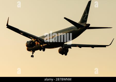 Cracovia, Polonia. 14 Marzo 2020. La compagnia aerea polacca Embraer E195LR atterra all'aeroporto internazionale di Cracovia-Balice. Oltre allo stato di emergenza che sarà presto annunciato, il governo polacco ha deciso di chiudere i confini con gli stranieri e annullare tutti i voli internazionali dal 15 al 25 marzo. Le restrizioni introdotte sono intese a prevenire la diffusione dell'epidemia di coronavirus. Credit: Sopa Images Limited/Alamy Live News Foto Stock