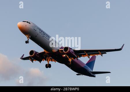 Cracovia, Polonia. 14 Marzo 2020. WizzAir Airbus A321-231 atterra all'aeroporto internazionale di Cracovia-Balice. Oltre allo stato di emergenza che sarà presto annunciato, il governo polacco ha deciso di chiudere i confini con gli stranieri e annullare tutti i voli internazionali dal 15 al 25 marzo. Le restrizioni introdotte sono intese a prevenire la diffusione dell'epidemia di coronavirus. Credit: Sopa Images Limited/Alamy Live News Foto Stock