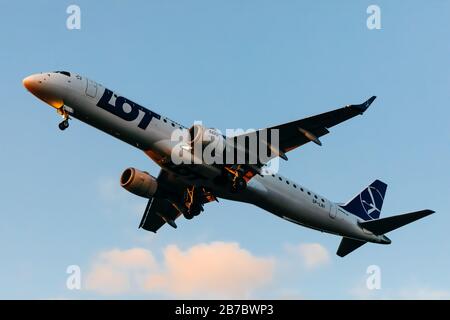 Cracovia, Polonia. 14 Marzo 2020. La compagnia aerea polacca Embraer E195LR atterra all'aeroporto internazionale di Cracovia-Balice. Oltre allo stato di emergenza che sarà presto annunciato, il governo polacco ha deciso di chiudere i confini con gli stranieri e annullare tutti i voli internazionali dal 15 al 25 marzo. Le restrizioni introdotte sono intese a prevenire la diffusione dell'epidemia di coronavirus. Credit: Sopa Images Limited/Alamy Live News Foto Stock