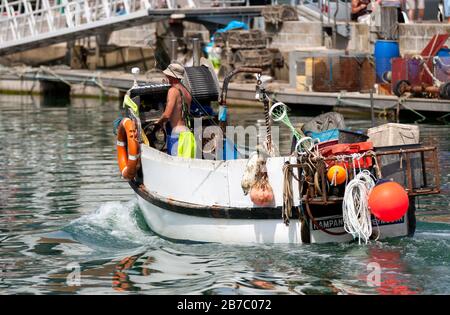 Lobster e granchio barca di pesca rampante di ritorno a Weymouth Harbour, Dorset, Inghilterra. Foto Stock