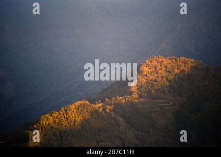 Raggio di sole serale al crepuscolo visto lungo la strada di montagna per il Parco Nazionale di Alishan Taiwan Foto Stock