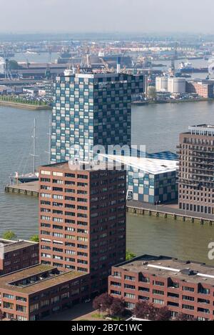 Rotterdam, Paesi Bassi - 29 aprile 2019 : quartiere di Delfshaven e nuova vista aerea del fiume mosa Foto Stock