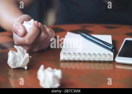 Immagine closeup di una donna d'affari avvitato su carte sul tavolo con notebook e telefono cellulare Foto Stock