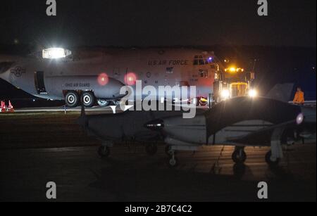 Frederick, Stati Uniti. 15 Mar 2020. Un aereo militare di Ercole C-130J in pensione dell'aeronautica militare di U.S. Air Force Lockheed è manovrato oltre gli aeroplani dell'aviazione generale mentre è spostato dall'aeroporto municipale di Frederick a Fort Detrick, una stazione di comando medica dell'esercito degli Stati Uniti, a Frederick, Maryland, durante le prime ore del mattino Sabato, 14 marzo 2020. L'aeromobile è atterrato all'aeroporto nel settembre 2019 e i lavoratori hanno smontato i quattro motori, le ali e la sezione di coda per il movimento. Foto di David Tulis/UPI Credit: UPI/Alamy Live News Foto Stock