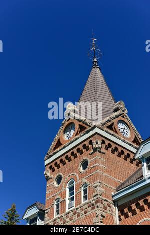 Boulder, Montana, USA - 18 agosto 2012: La torre dell'orologio quadrato in cima al tribunale della contea di Jefferson Foto Stock