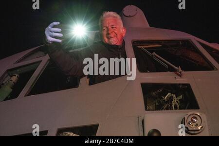 Frederick, Stati Uniti. 15 Mar 2020. Ken Wrobleski di Legacy Aerospace and Defense documenta il trasferimento notturno di un aereo di Ercole C-130J della U.S. Air Force Lockheed in pensione dall'aeroporto municipale di Frederick attraverso le strade della città a Fort Detrick, una U.S. Army Medical Command Station, a Frederick, Maryland, 14 marzo 2020. Foto di David Tulis/UPI Credit: UPI/Alamy Live News Foto Stock