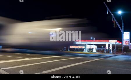 Frederick, Stati Uniti. 15 Mar 2020. Un aereo militare US Air Force Lockheed C-130J Hercules è una sfocatura di movimento durante un movimento sulle strade di superficie oltre una stazione di benzina di automobile a Fort Detrick, una stazione di comando medico dell'esercito degli Stati Uniti, per le procedure di ricerca e prova a Frederick, Maryland, Sabato 14 marzo 2020. Foto di David Tulis/UPI Credit: UPI/Alamy Live News Foto Stock