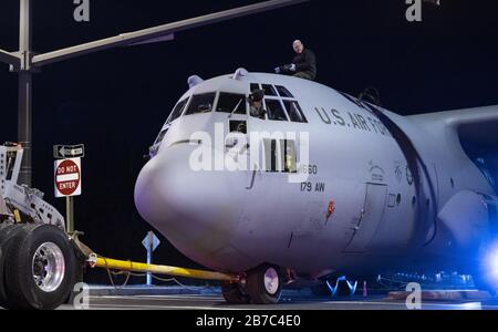 Frederick, Stati Uniti. 15 Mar 2020. Un aereo US Air Force Lockheed C-130J Hercules è rotolato sotto i semafori su Rosemont Avenue durante un trasferimento notturno dall'aeroporto municipale di Frederick attraverso le strade della città a Fort Detrick, una stazione di comando medico dell'esercito degli Stati Uniti, dove diventerà un banco di prova per la ricerca ambientale a Frederick, Maryland, Sabato, 14 Marzo 2020. Foto di David Tulis/UPI Credit: UPI/Alamy Live News Foto Stock