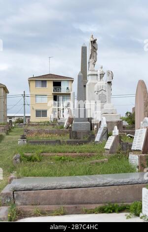 Un basso complesso di appartamenti a più piani con vedute sullo storico Cimitero di Waverley nell'area dei sobborghi orientali di Sydney. Nuovo Galles del Sud, Australia Foto Stock