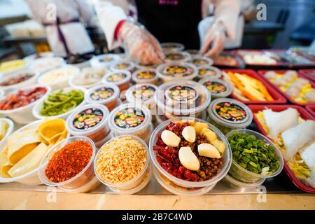 Pechino, Cina. 13 Marzo 2020. I membri del personale di un ristorante Hot Pot preparano il cibo da asporto nella municipalità di Chongqing, nel sud-ovest della Cina, il 13 marzo 2020. In mezzo a rigorose misure di prevenzione contro il nuovo coronavirus, alcuni ristoranti hot pot a Chongqing fornire ai consumatori con zero-contatto hot pot take out servizi. Dal febbraio 26 al marzo 7, il numero totale di ordini di takeout hot POTS in città è stato di circa 40,000 con un valore totale di 5.5 milioni di RMB (circa 785,000 dollari USA). Credit: Liu Chan/Xinhua/Alamy Live News Foto Stock