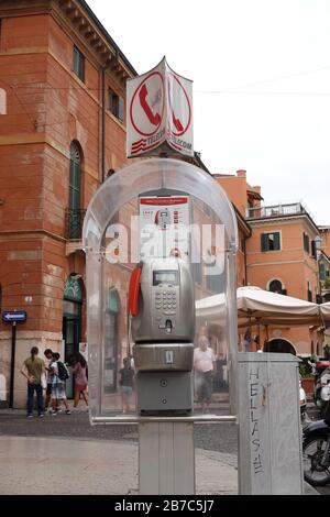 Un telefono a pagamento a Verona; agosto 2019 Foto Stock