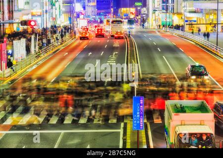 Tokyo, Giappone 31 dicembre 2019: Shinjuku e Shibuya attraversano la strada di notte con folle di persone sfocate in movimento. Foto Stock