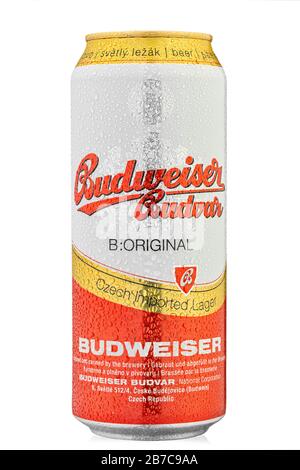 Ucraina, Kiev - Marzo 02. 2020: Birra alla lager Budweiser Budvar fredda in alluminio isolata su fondo bianco. Budweiser è prodotto da Budweiser Budvar in Czec Foto Stock