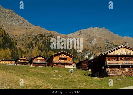 Villgraten, Austria - 13 ottobre 2007: Bambini non identificati che giocano tra rifugi di montagna noleggiabili su Staller Alm nel Tirolo Orientale Foto Stock