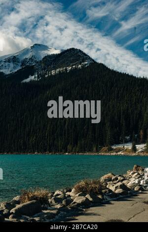 Lago Louise, Parco Nazionale di Banff. Questo lago glacially alimentato è uno dei laghi più magnifici e popolari in Canada. Foto Stock