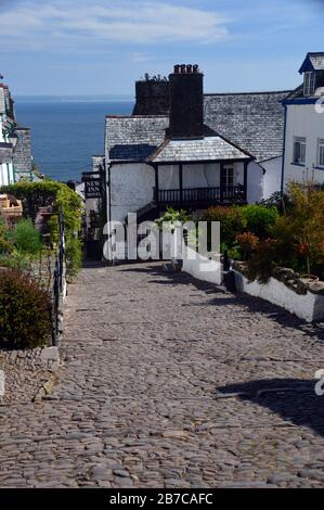 Ripida strada Acciottolata per il New Inn Hotel nel villaggio di pescatori di Clovelly sulla South West Coast Path, North Devon. Inghilterra, Regno Unito. Foto Stock