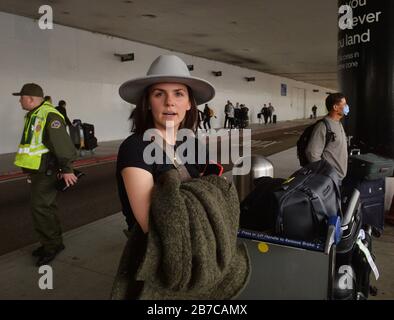 Los Angeles, Stati Uniti. 15 Mar 2020. Gracie Walker arriva da Londra all'aeroporto internazionale di Los Angeles sabato 14 marzo 2020. Walker, una nativa californiana, ha interrotto gli studi nel Regno Unito, temendo che non le sarebbe stata concessa la possibilità di tornare a casa dopo che il presidente Trump ha esteso il divieto di viaggio in Europa a Regno Unito e Irlanda. Foto di Jim Ruymen/UPI Credit: UPI/Alamy Live News Foto Stock